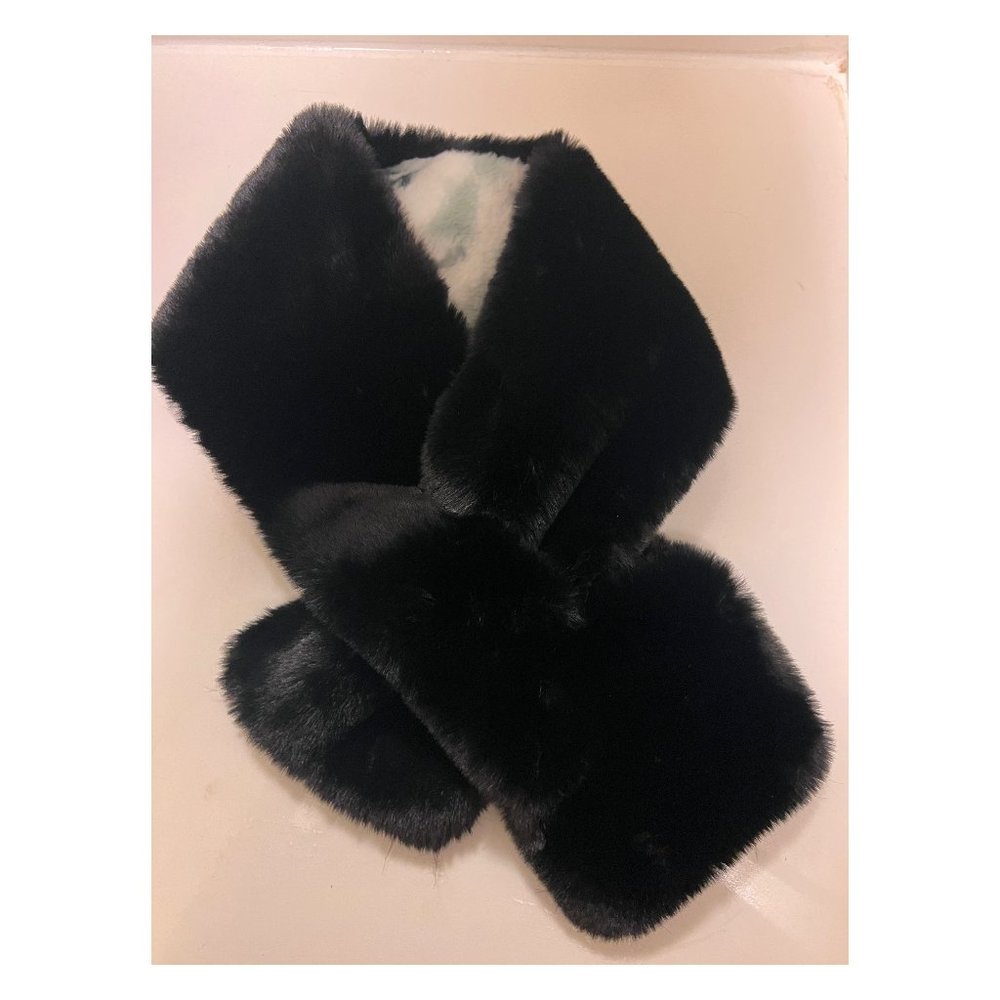 Jocelyn NWOT Faux Fur Pull-Through Scarf Color: Black